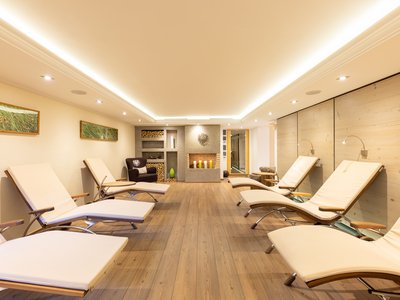 Winterurlaub im Stubaital mit Wow-Faktor ❄ Entspannungsraum mit Liegestühlen, Kamin und warmem Licht