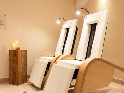 Mach im Stubaital Wellness! ☯ Zwei weiße Relaxsessel mit Leselampen in einem Ruheraum mit Kerzen
