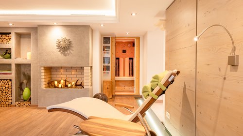 Unterkunft in Neustift im Stubaital: die beste Lage ⬤ Entspannungsraum mit Liegestuhl, Kamin und Sauna im Hintergrund
