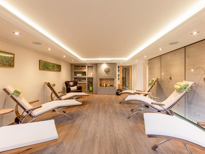Mach im Stubaital Wellness! ☯ Moderner Ruheraum mit Liegestühlen und Kamin in einem Wellnessbereich