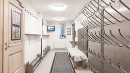 Alle Infos über deine Ferienwohnung im Stubaital ➔ Moderner Skiraum mit zahlreichen Haken, Sitzbank und Fernseher