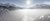 Berglandschaft mit Schnee, Nebel im Tal und strahlender Sonne
