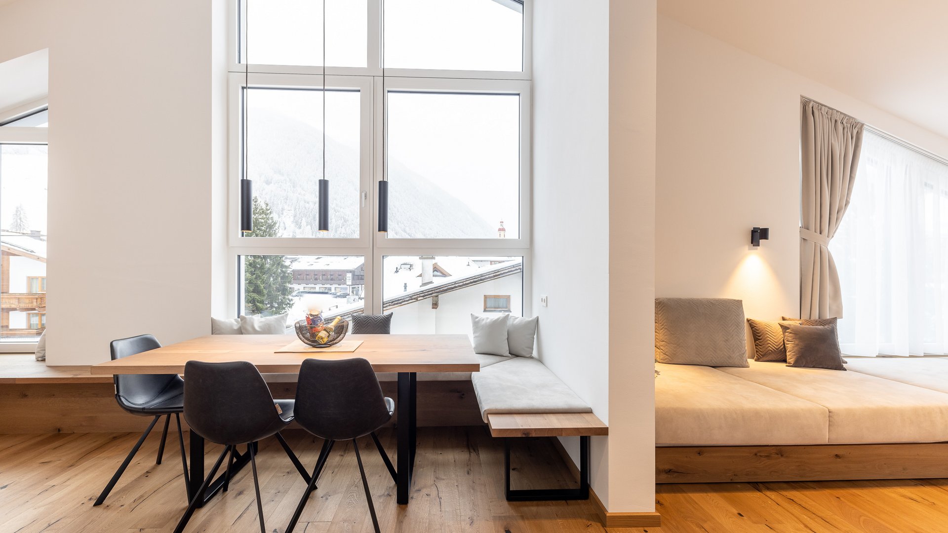 Ferienwohnung in Neustift im Stubaital mit Style ❥ Moderner Essbereich mit großen Fenstern und gemütlicher Sitzbank