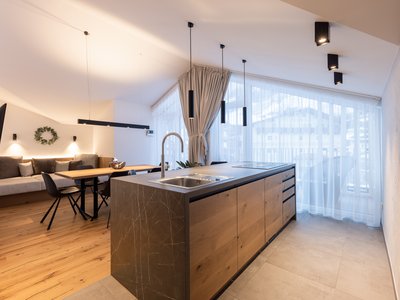 Ferienwohnung in Neustift im Stubaital mit Style ❥ Moderne Küche mit Esstisch, Sofa und großen Fenstern mit weißen Vorhängen