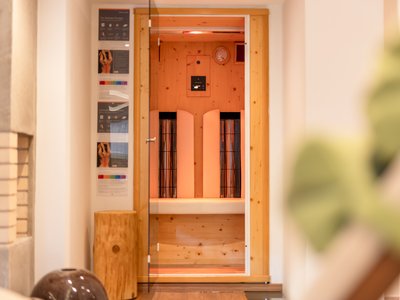 Mach im Stubaital Wellness! ☯ Blick in eine moderne Infrarot-Sauna mit Holzwänden und Glastür